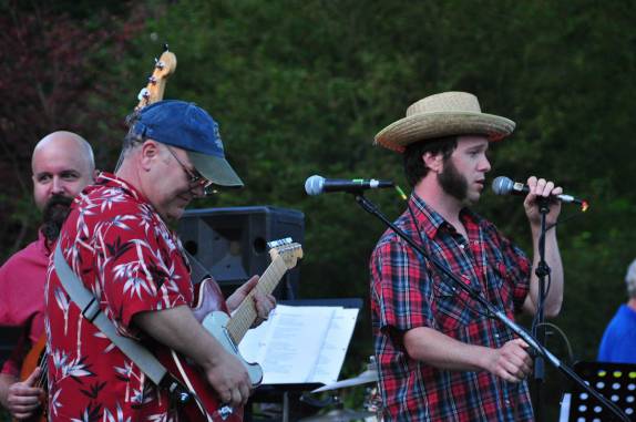 Banda de folk anima festa ao ar livre em Blowing Rock, na Blue Ridge Parkway, na Carolina do Norte - Estados Unidos